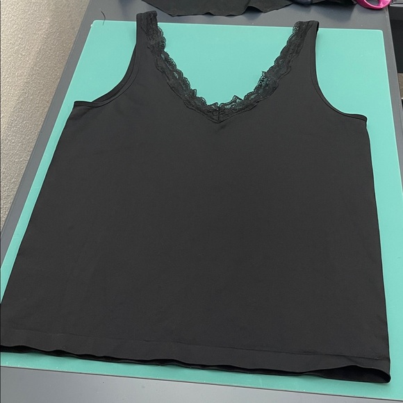 Ambrielle NWOT Elegant Black Lace Trim Camisole - Picture 1 of 3